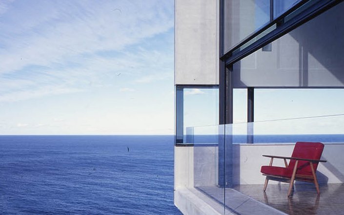 freistehender Teil des Holman House, das bei Sydney in einer Höhe von rund 70 Metern auf einem Felsen über das Meer ragt