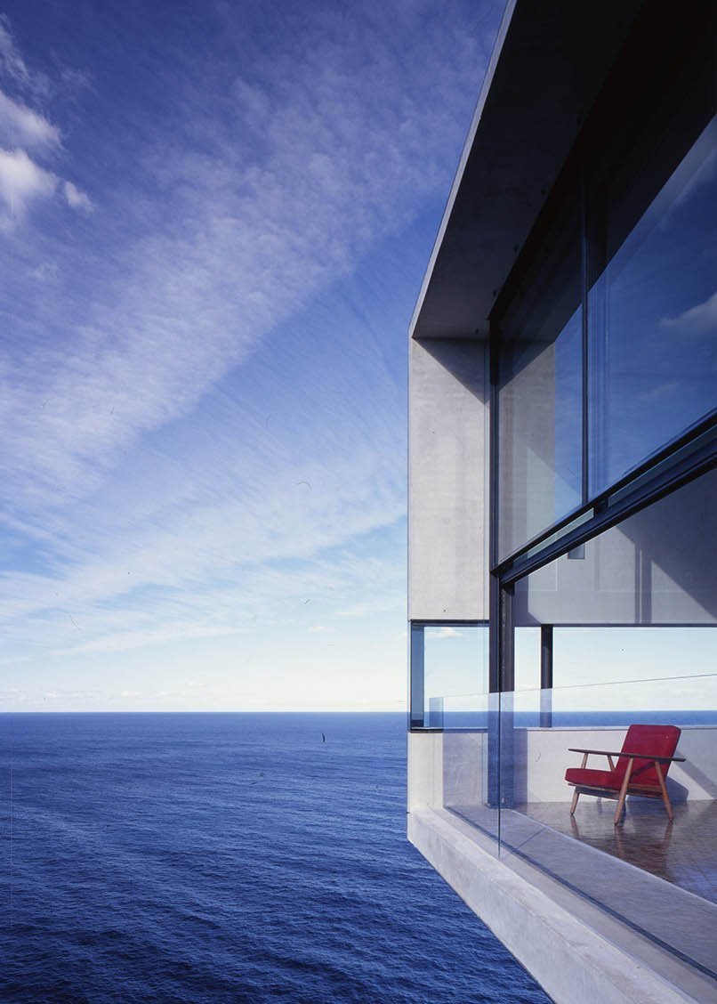 freistehender Teil des Holman House, das bei Sydney in einer Höhe von rund 70 Metern auf einem Felsen über das Meer ragt