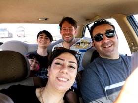 iransiche Familie mit Simon im Auto