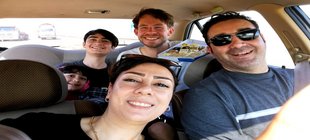 iransiche Familie mit Simon im Auto