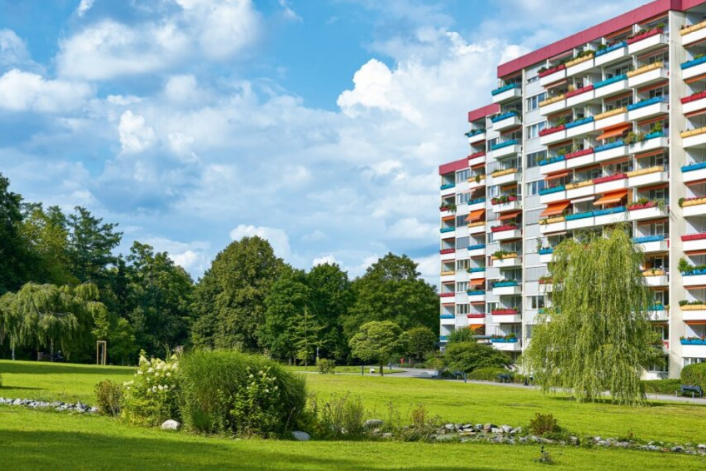 Die Seniorenresidenz des Augustinum Dortmund umgeben von einem Park