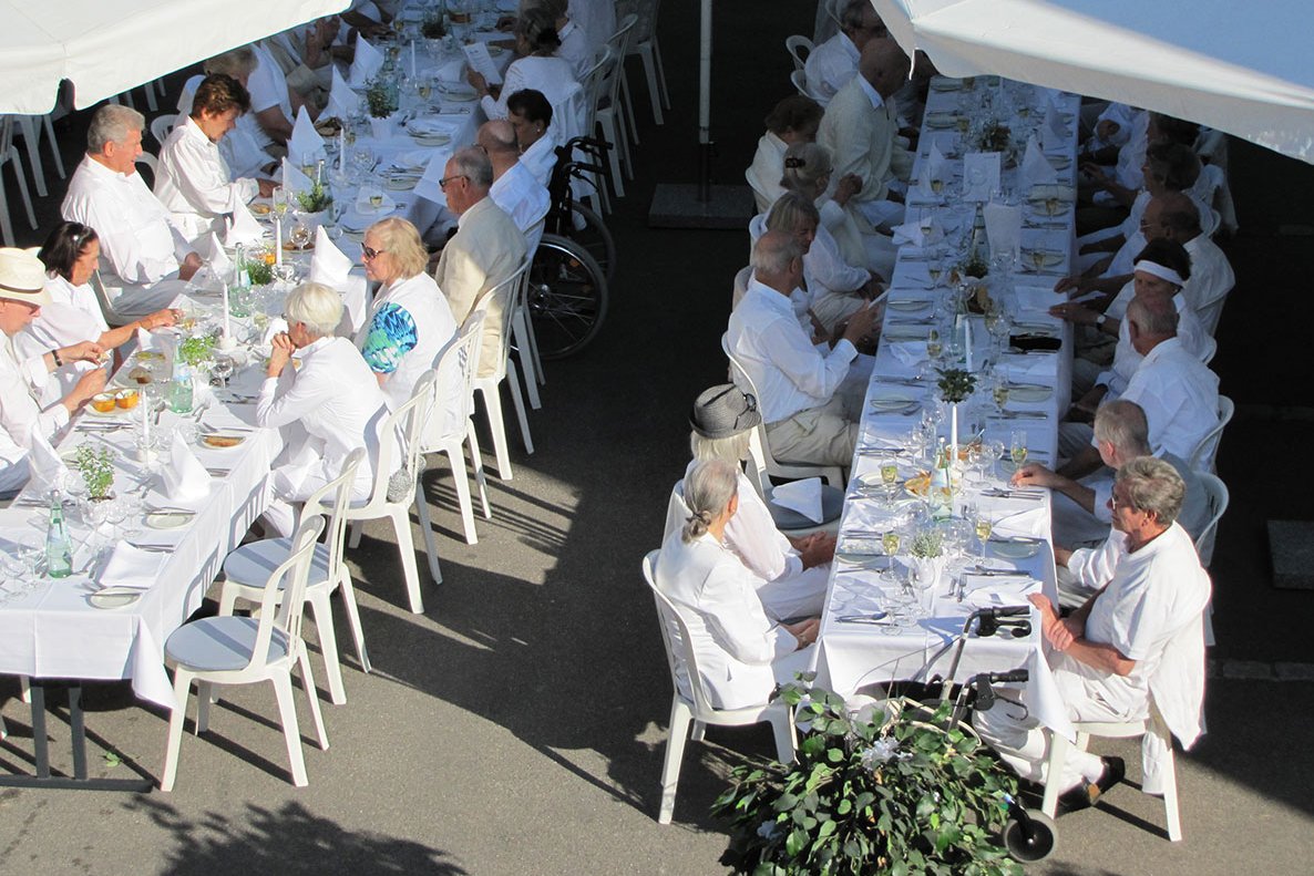 Bei Festen und Feiern zeigen Küche und Service ihr ganzes Können, hier beim Dîner en blanc.  