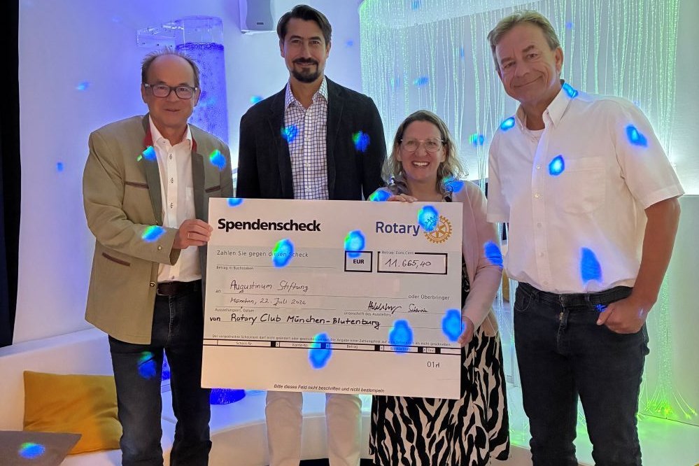 Spender und Einrichtungsleitung mit Spendenschek im Entspannungsraum 