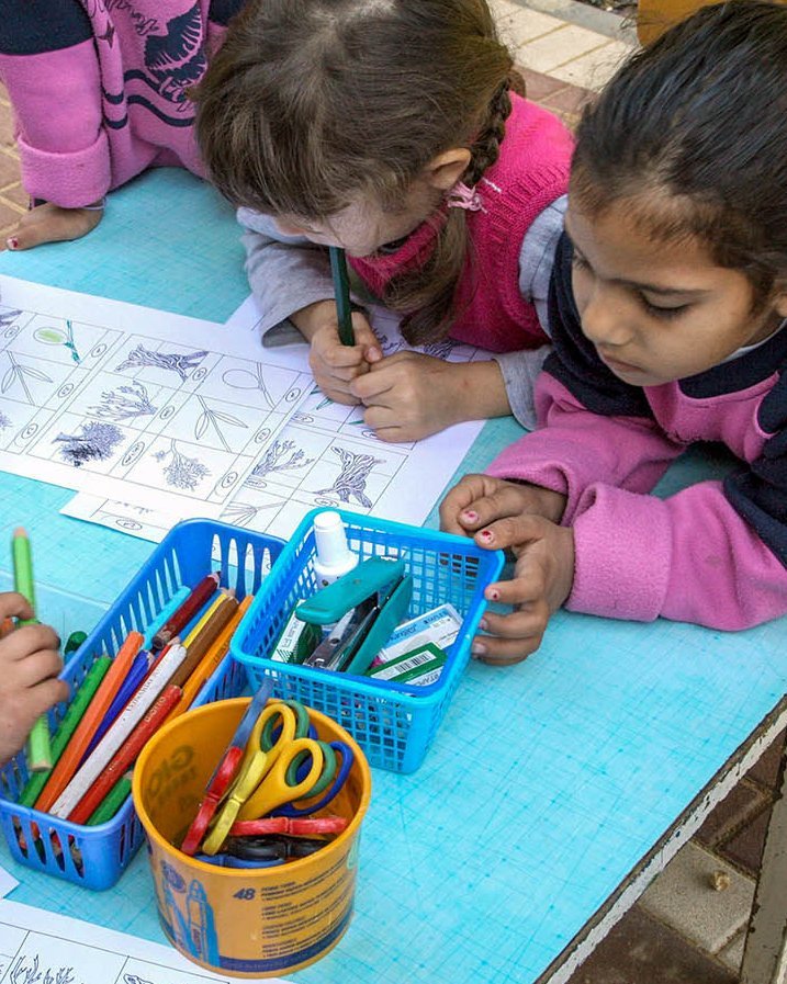 Kinder aus der Friedensoase malen zusammen