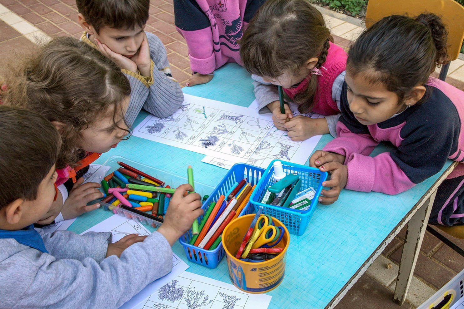 Kinder aus der Friedensoase malen zusammen