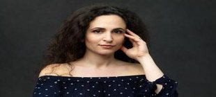 eine Frau mit dunklen Haaren eine Frau mit dunklen Haaren