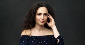 eine Frau mit dunklen Haaren