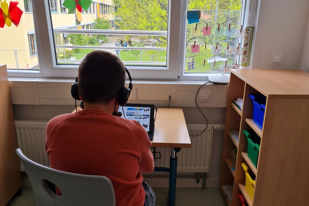 Ein Schüler der Otto-Steiner-Schule sitzt an einem Arbeitsplatz (Lernkoje) der Förderklassen A+.