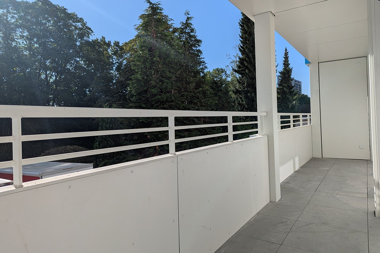 Blick vom Balkon einer 49 Quadratmeter großen Wohnung im Augustinum München-Neufriedenheim