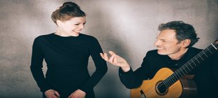 Katharina und Christian Gruber mit Gitarre