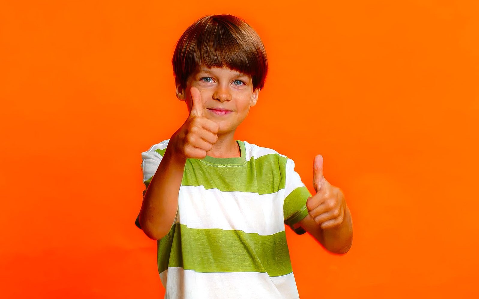 Junge zeigt Daumen nach oben, Titelbild forum 4-2025