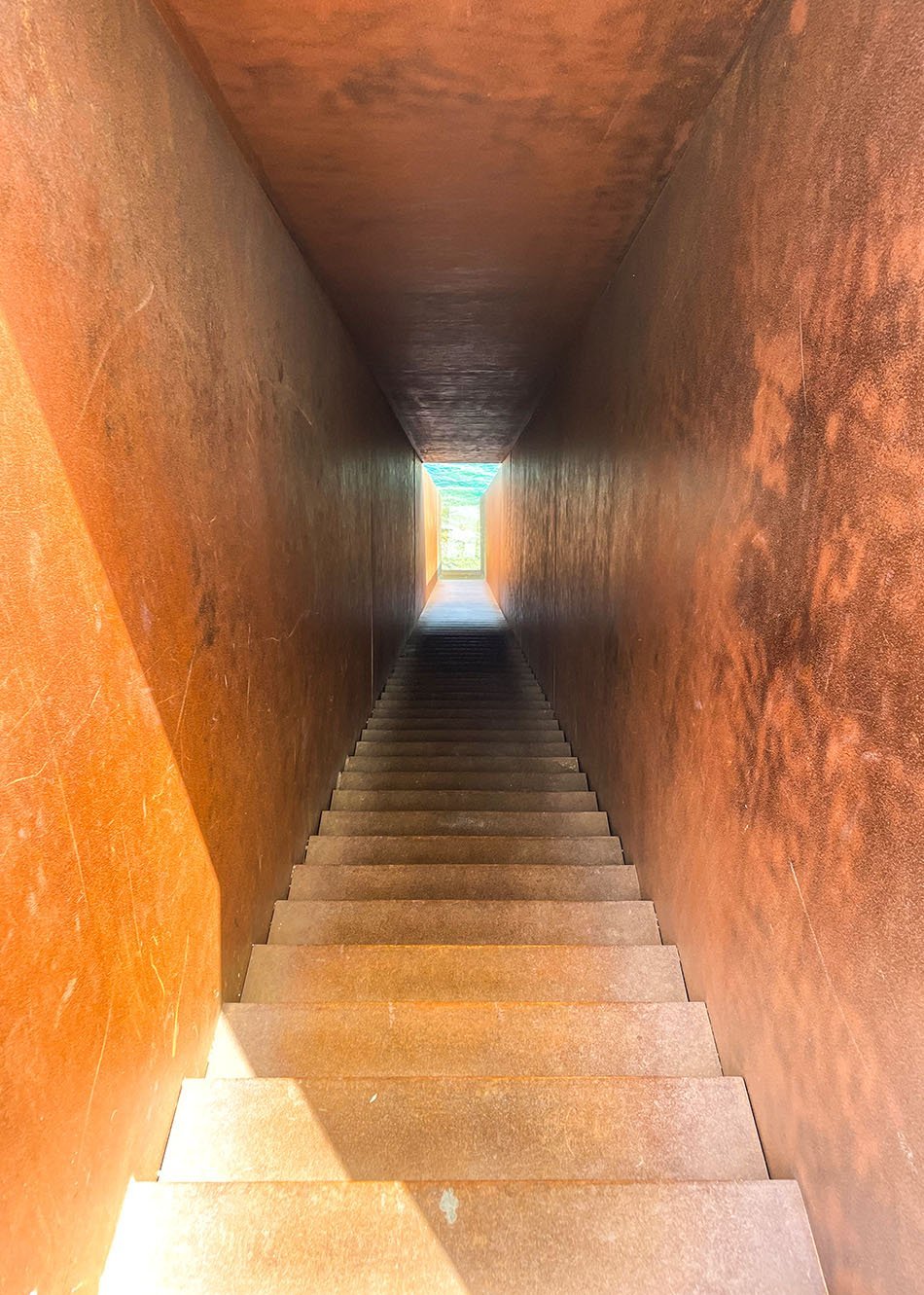 Passagen – Denkmal von Dani Karavan für Walter Benjamin im spanischen Portbou, Blick durch den Tunnel auf das Meer